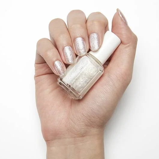 Essie Nagellack Let It Bow 668 – Schimmernder Weißton, Winterkollektion, Langanhaltend & Hochglänzend